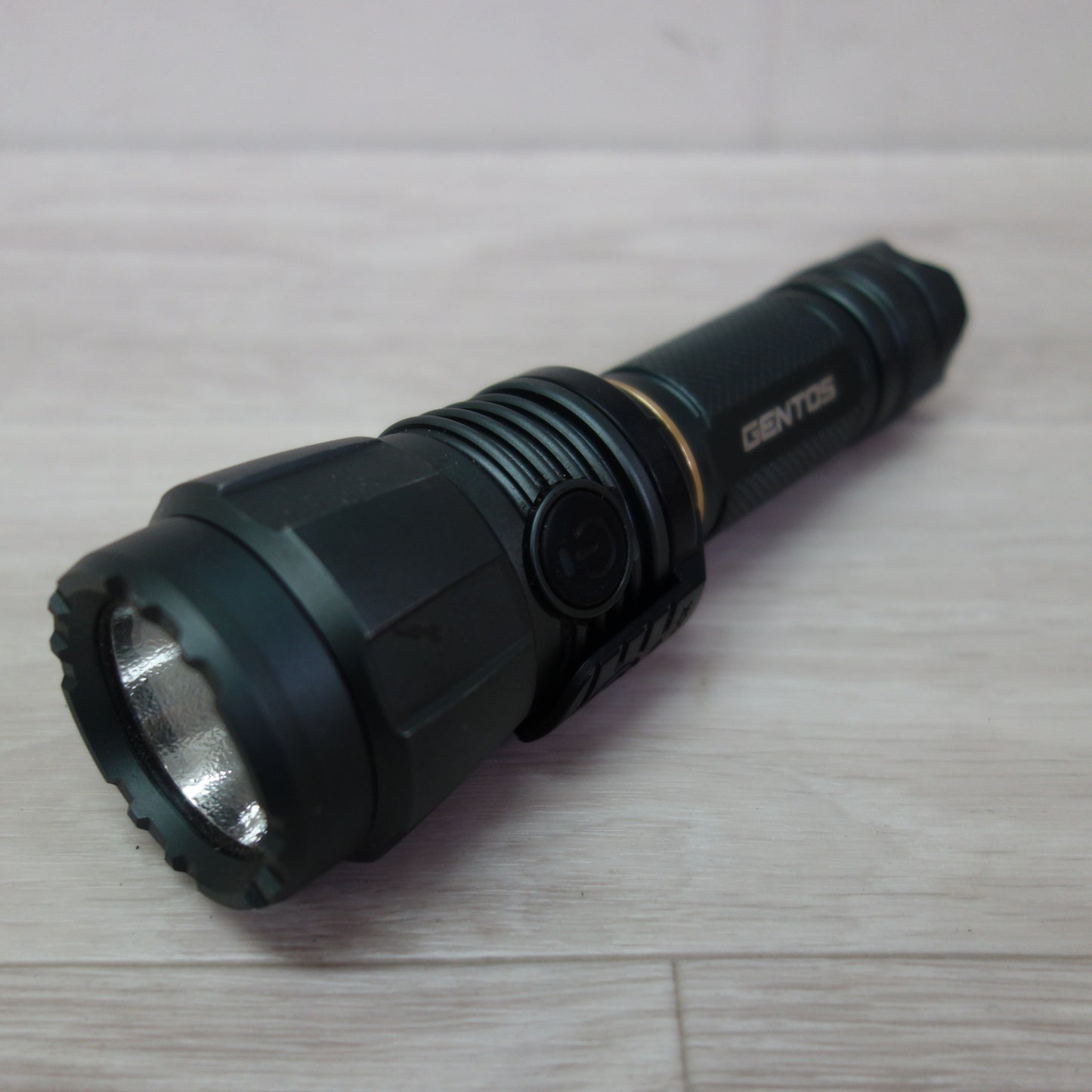 [送料無料] キレイ☆GENTOS ジェントス 充電式 LED ライト UT-1900R LED 懐中電灯☆