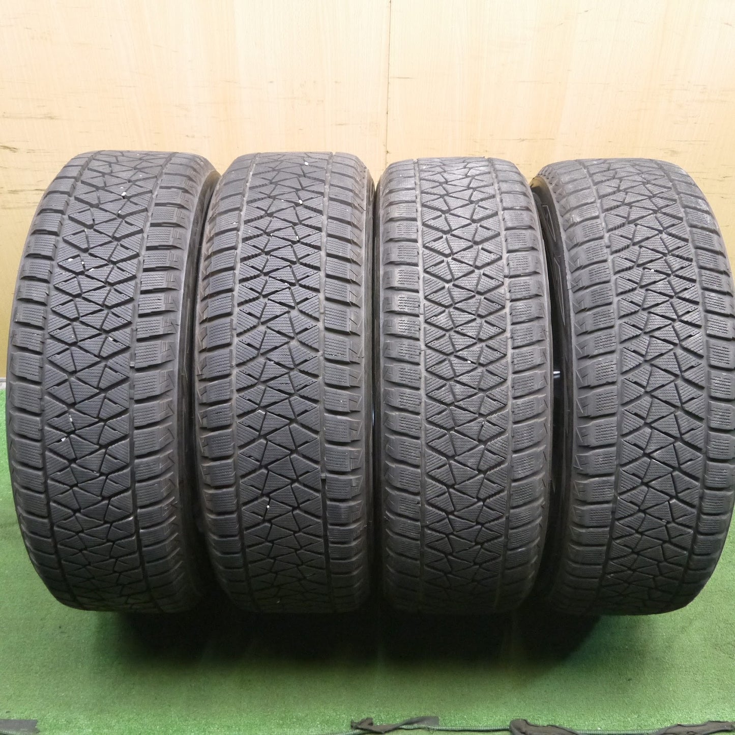 [送料無料]バリ溝！綺麗！9.5分★レクサス 等 LF SPORT 235/55R20 スタッドレス ブリヂストン ブリザック DM-V2 アルミ 20インチ PCD114.3/5H★3071704KKス
