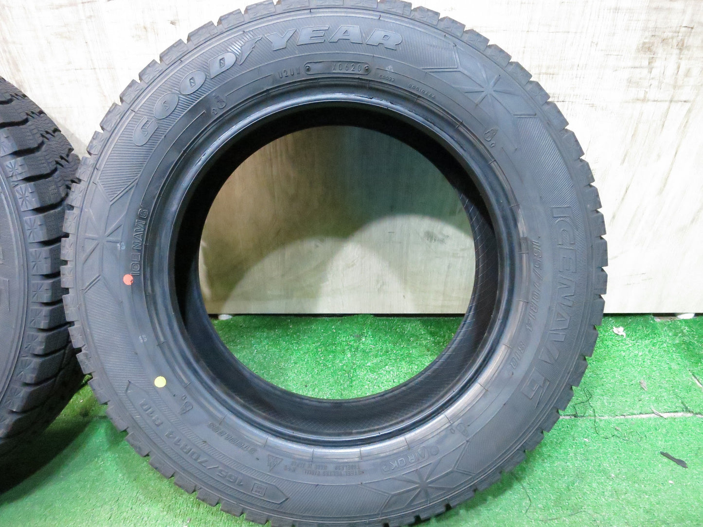 [送料無料]バリ溝！20年！9.5分以上★スタッドレス 165/70R14 グッドイヤー アイスナビ6 タイヤ 14インチ ヴィッツ スイフト アクア ルーミー 等★2122808Hスタ
