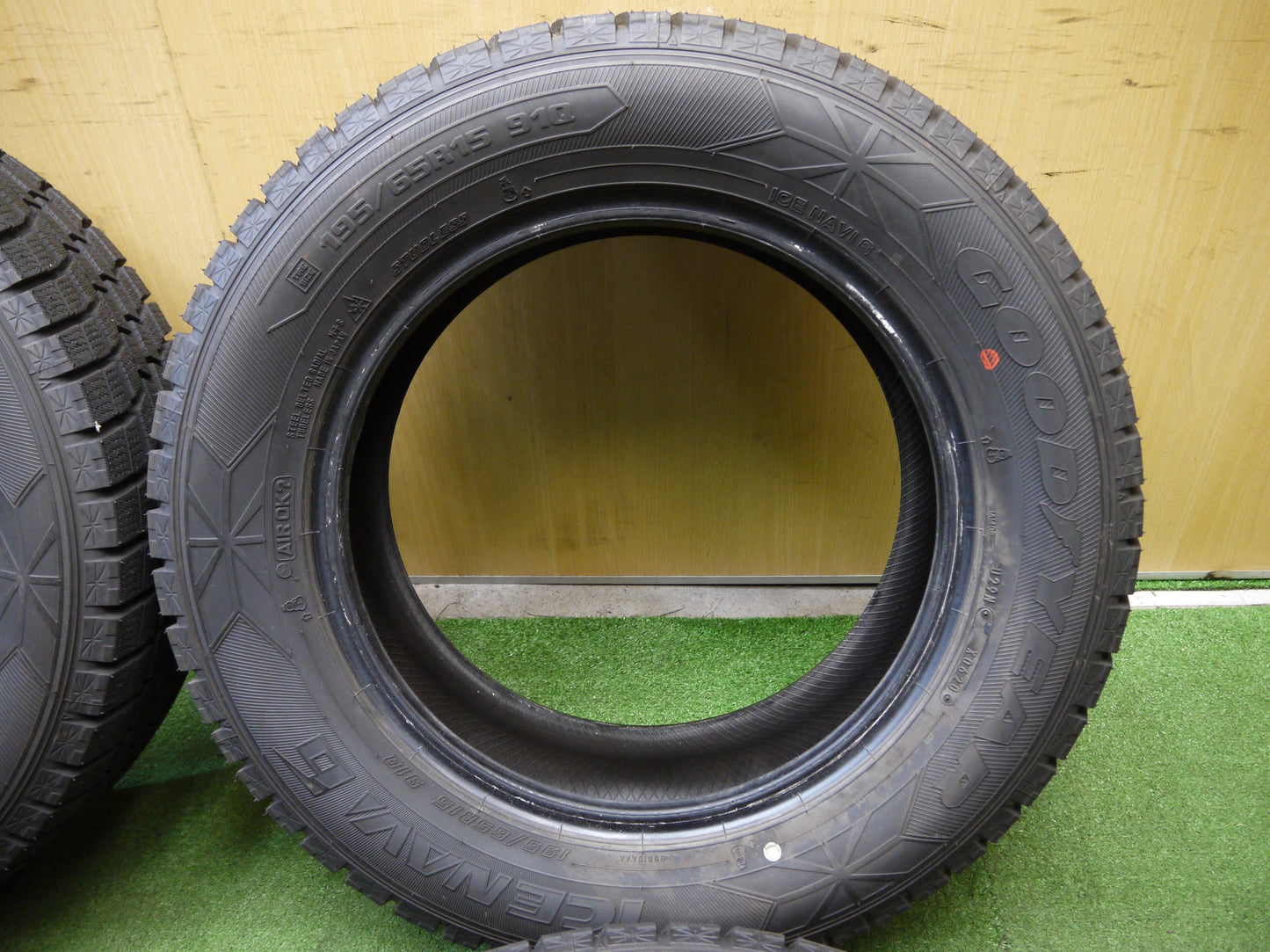 [送料無料]バリ溝！20年！ほぼ10分★スタッドレス 195/65R15 グッドイヤー アイスナビ6 15インチ タイヤ ノア ヴォクシー エスクァイア 等★2050613クスタ