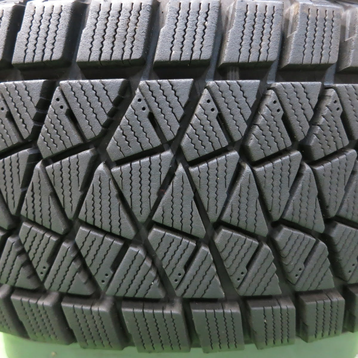 [送料無料]バリ溝！9.5分★スタッドレス 215/70R16 ブリヂストン ブリザック DM-V2 社外 アルミ ホイール 16インチ PCD100 114.3/5H マルチ★3070306イス