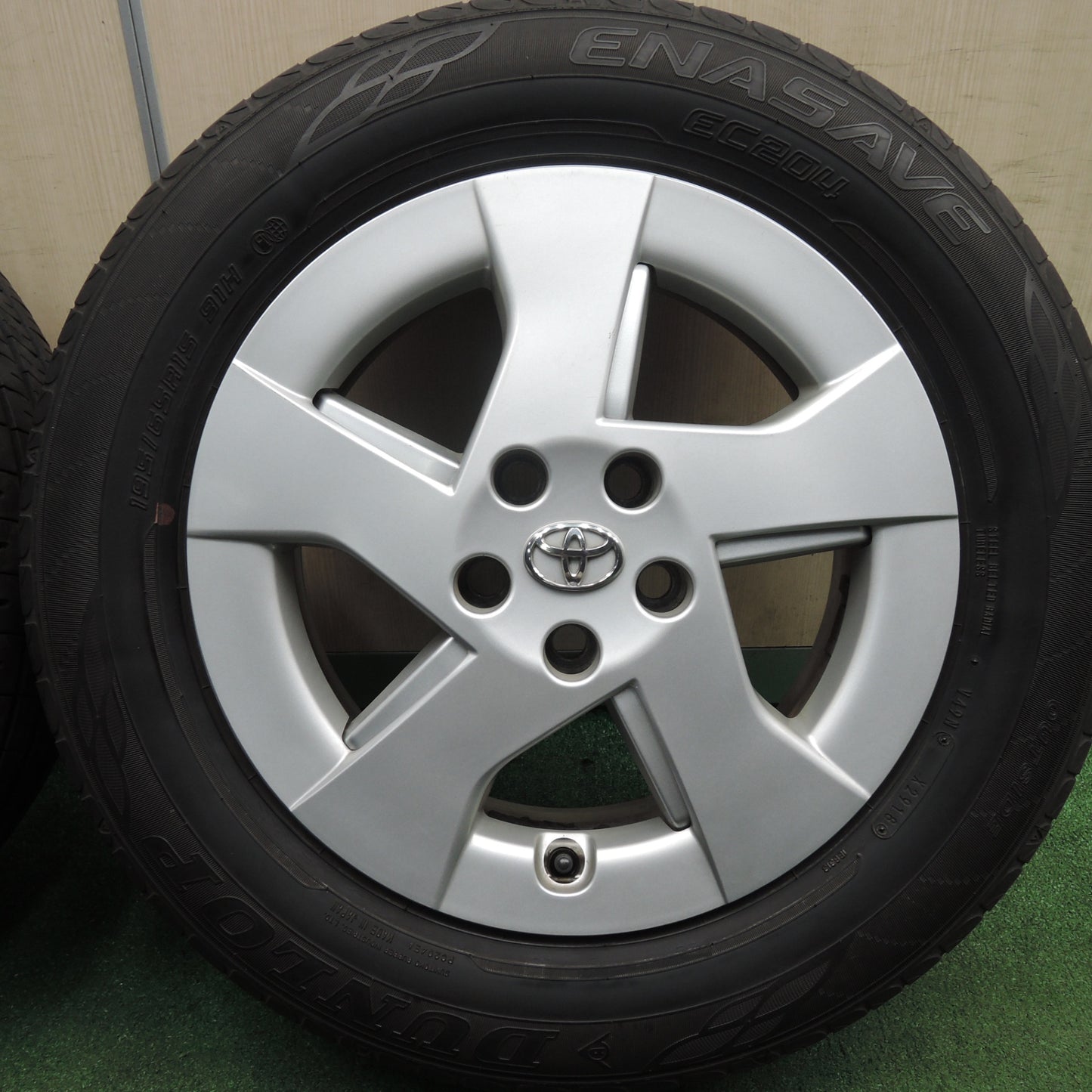 *送料無料* 4本価格★トヨタ 30系 プリウス 純正 195/65R15 ダンロップ エナセーブ EC204 15インチ PCD100/5H★4022303HAノ