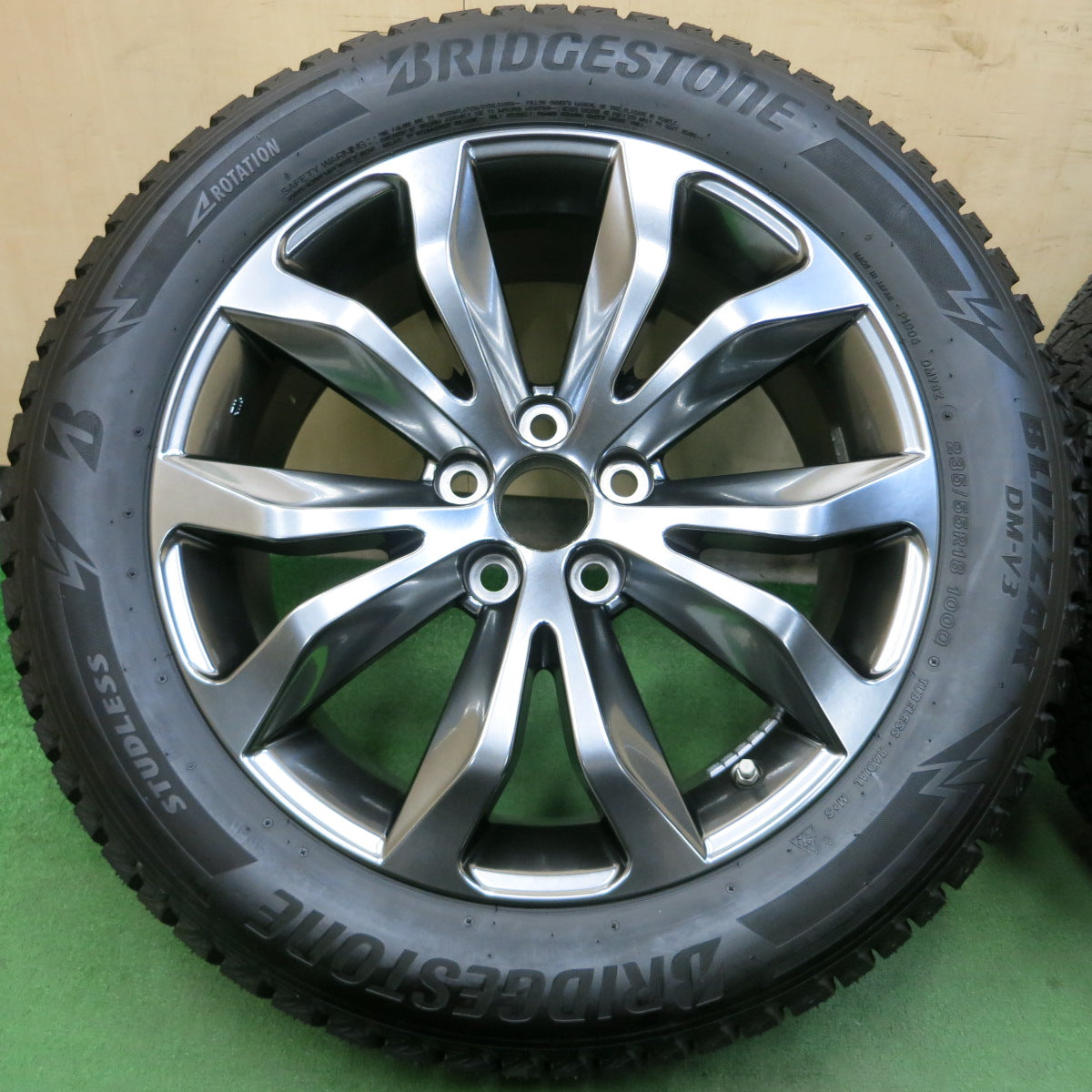 *送料無料*センサー付！超バリ溝！20年！綺麗★レクサス NX Fスポーツ 純正 235/55R18 スタッドレス ブリヂストン DM-V3 PCD114.3/5H★3102803イス