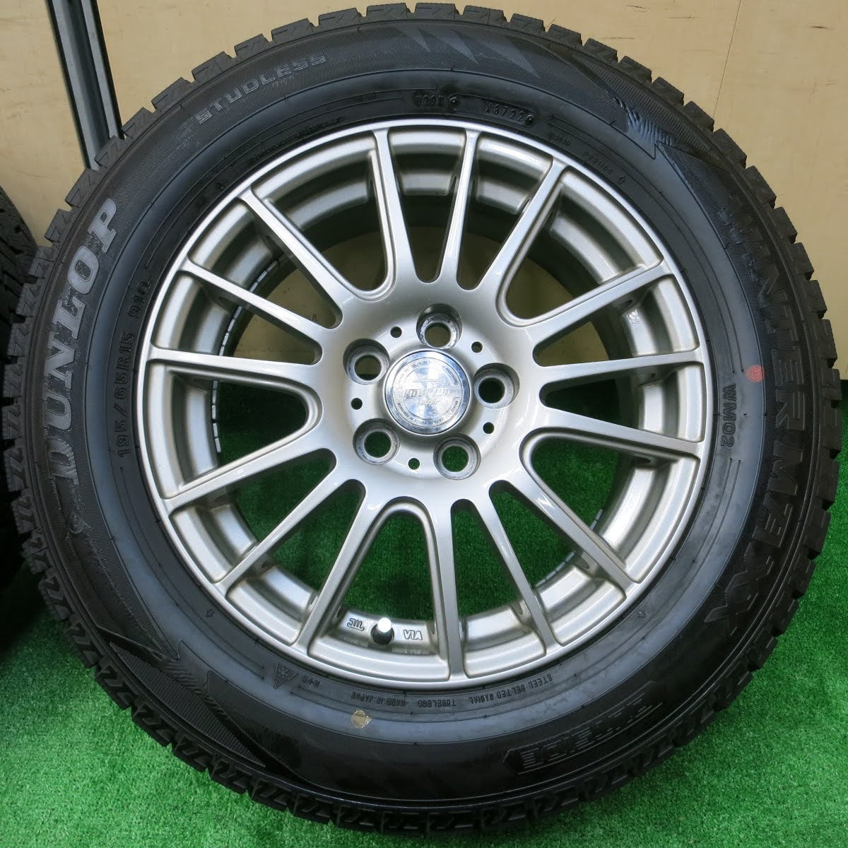 [送料無料]バリ溝！22年！キレイ！ほぼ10分★プリウス 等 195/65R15 スタッドレス ダンロップ ウインターマックス WM02 ravrion selzer PCD100/5H★3110902イス