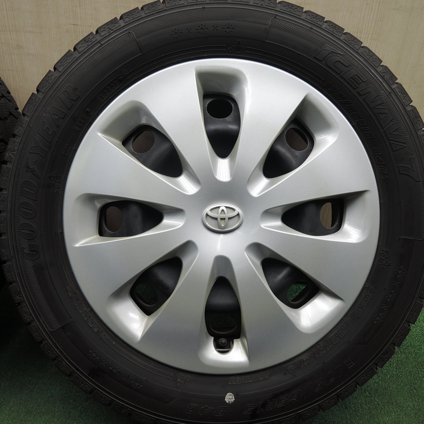 *送料無料* バリ溝！20年！キレイ！9分★トヨタ アクア 純正 スチール 175/65R15 スタッドレス グッドイヤー アイスナビ7 15インチ PCD100/4H★4022506HAス