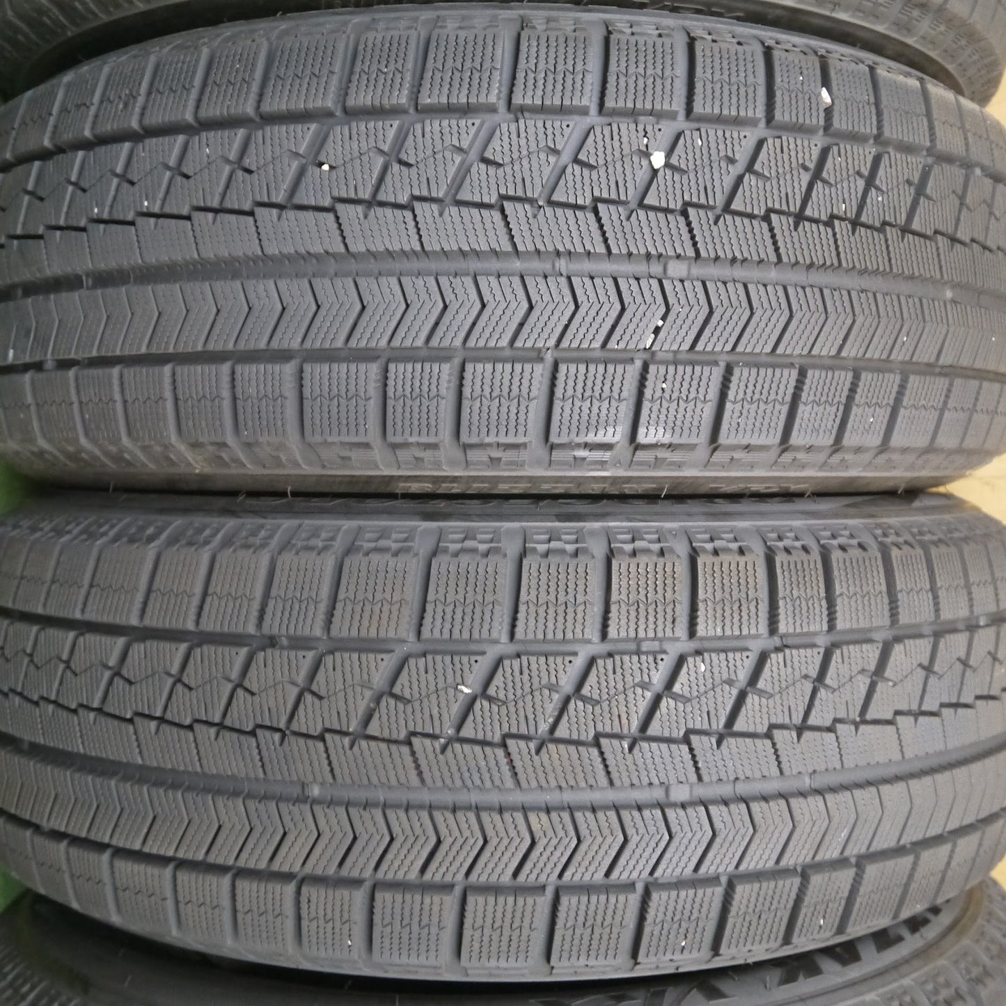 [送料無料]バリ溝！9.5分★スタッドレス 215/60R16 ブリヂストン ブリザック VRX タイヤ 16インチ エスティマ クラウン マークX オデッセイ 等★3062108クスタ