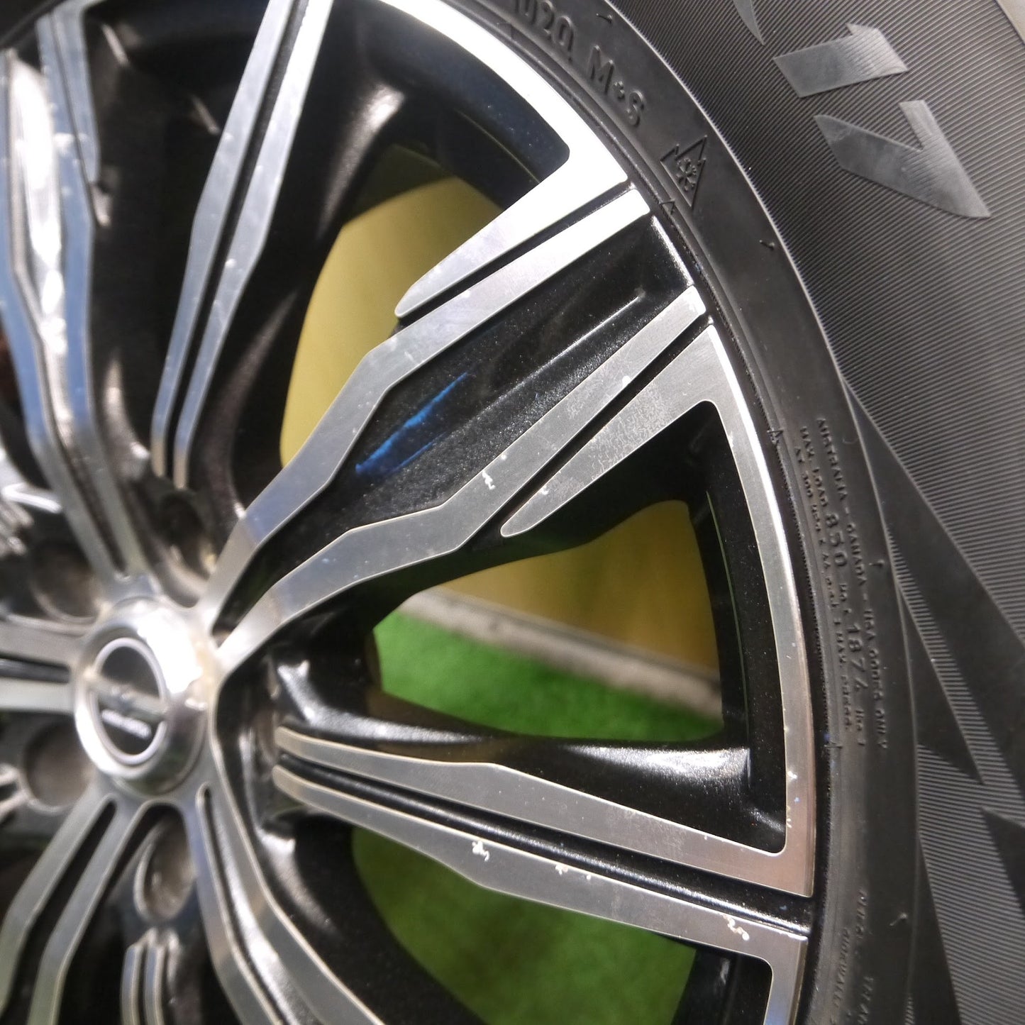 [送料無料]バリ溝！9.5分以上★makina ISOTTA ECCITA LFM517 225/65R17 スタッドレス ピレリ アイスアシンメトリコ マキナイゾッタ PCD114.3/5H★3091204Hス