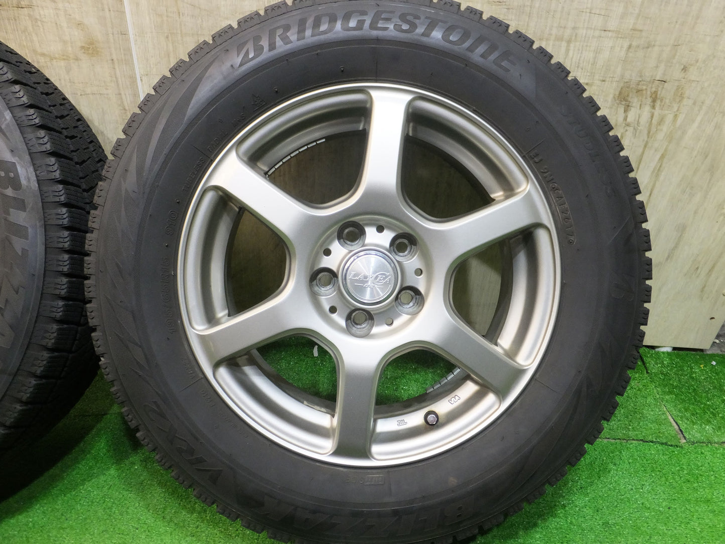[送料無料]バリ溝！キレイ！8.5分★プリウス 等 195/65R15 スタッドレス ブリヂストン ブリザック VRX2 LAYCEA -02- レイシア 15インチ PCD100/5H★2082305Hス