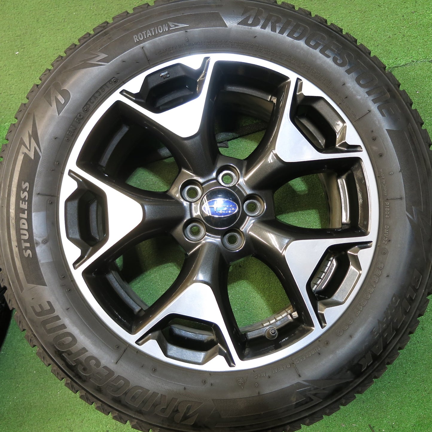[送料無料]バリ溝！19年！キレイ！9.5分★スバル XV 純正 225/60R17 スタッドレス ブリヂストン ブリザック DM-V3 17インチ PCD100/5H★3051908Hス