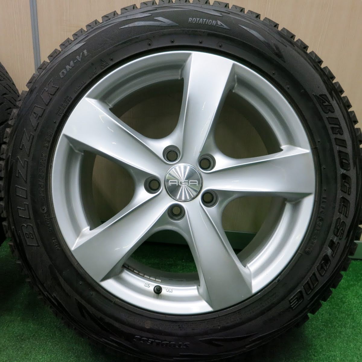 [送料無料]バリ溝！キレイ！9分★アウディ 等 225/60R17 スタッドレス AGA TARGA ブリヂストン ブリザック DM-V1 17インチ PCD112/5H★3100711HAス