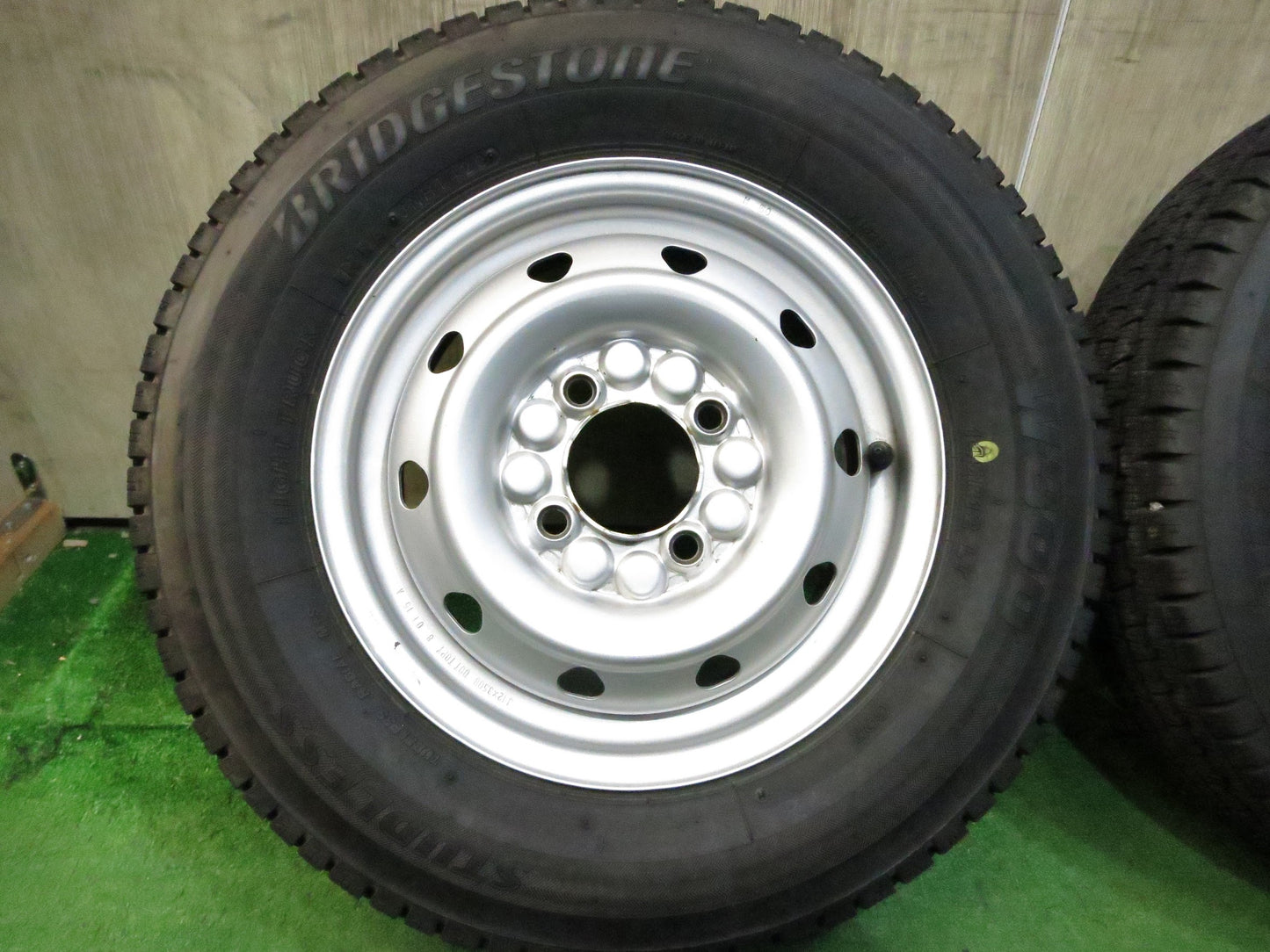 [送料無料]バリ溝！20年！キレイ！8.5分★スタッドレス 145R12 ブリヂストン W300 TOPY スチール ホイール 12インチ PCD100/4H★3022701Hス