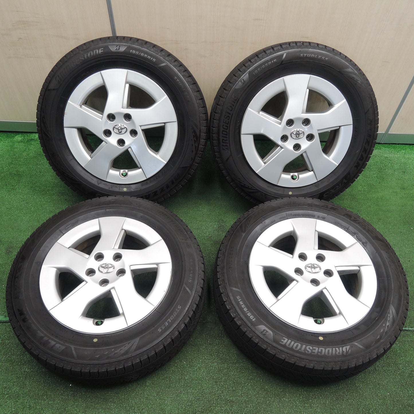*送料無料*バリ溝！21年！9分★トヨタ 30系 プリウス 純正 195/65R15 スタッドレス ブリヂストン ブリザック VRX3 15インチ PCD100/5H★3111306NJス