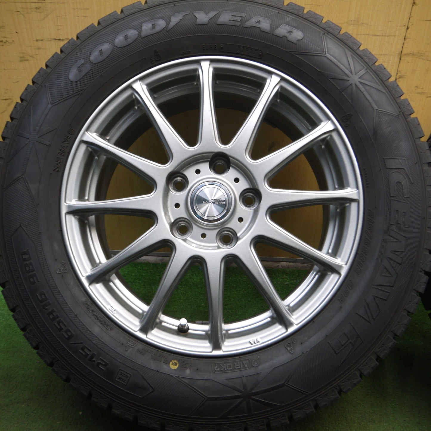 *送料無料*超バリ溝！キレイ！9.5分以上★スタッドレス 215/65R16 グッドイヤー アイスナビ6 ravrion LUMIERE ラブリオン 16インチ PCD114.3/5H★4013007Hス