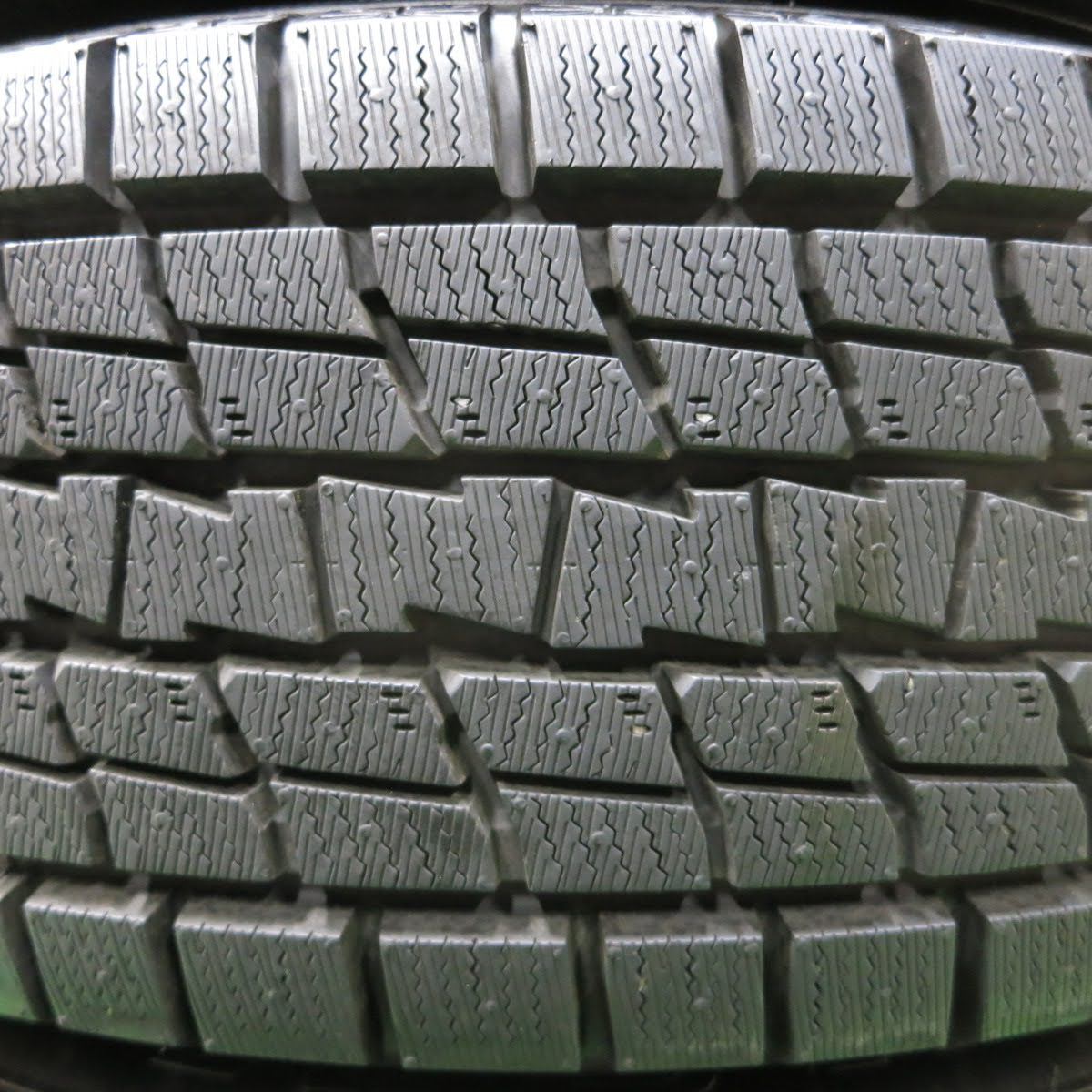 [送料無料] 超バリ溝！21年！キレイ！ほぼ10分★スタッドレス 225/65R17 グッドイヤーアイスナビSUV ravrion PCD114.3/5H★3112908イス