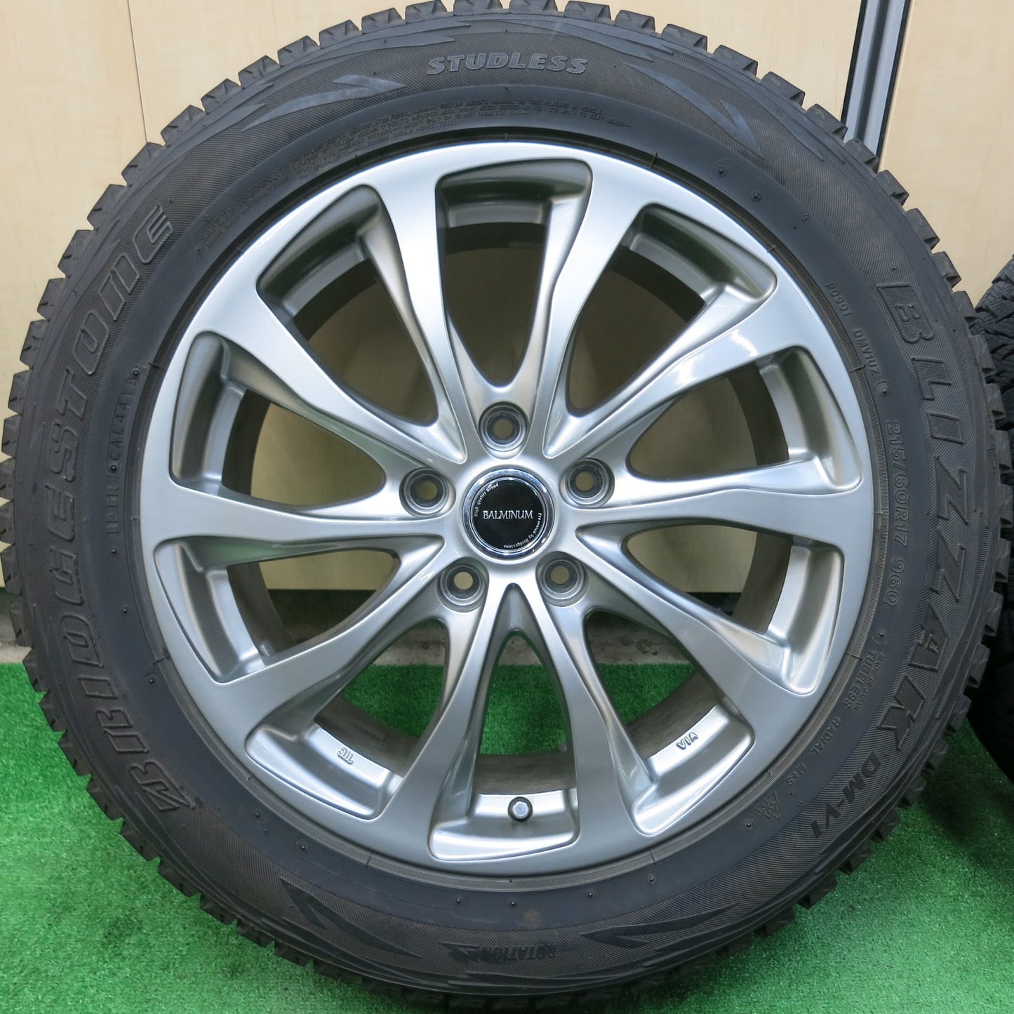 [送料無料]バリ溝！キレイ！9分★スタッドレス 215/60R17 ブリヂストン ブリザック DM-V1 BALMINUM バルミナ 17インチ PCD114.3/5H★3031804ヒス