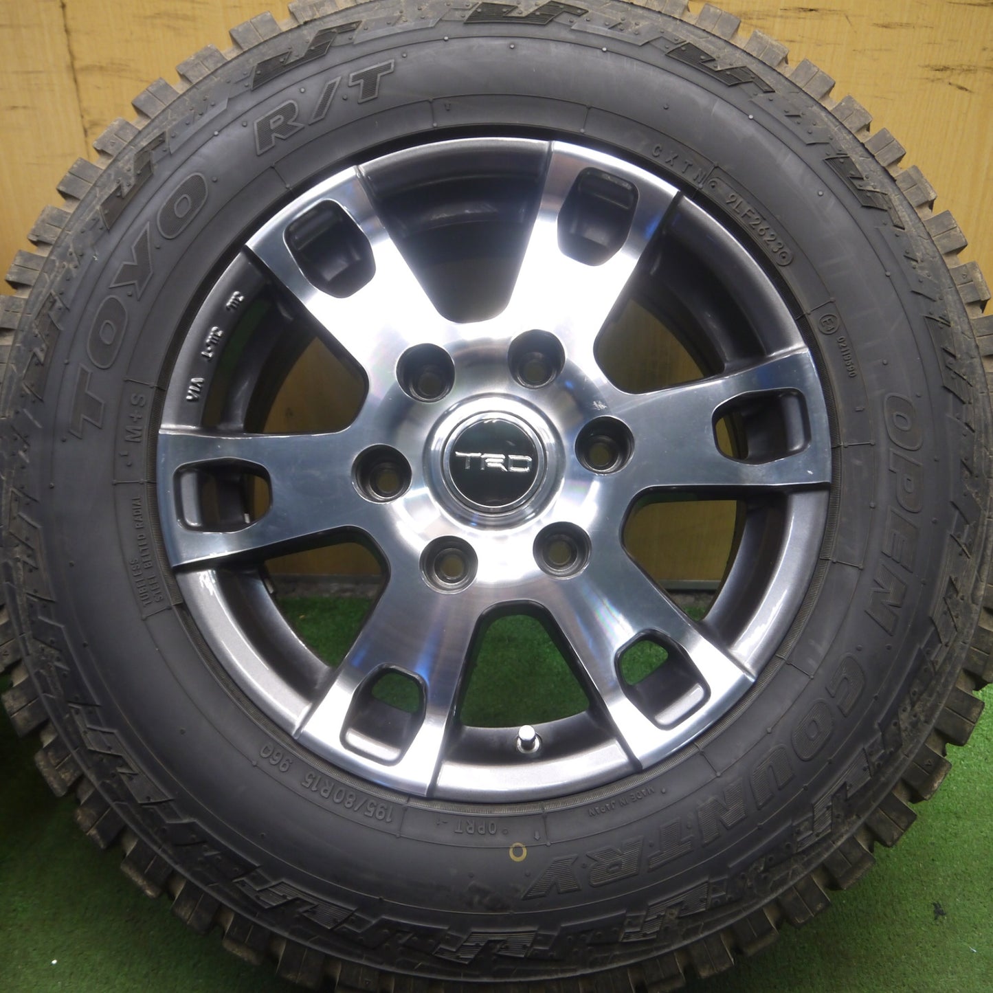 *送料無料* バリ溝！23年！キレイ！9.5分★ハイエース 等 TRD TF7A 195/80R15 トーヨー R/T オープンカントリー PCD139.7/6H★4022811Hノ