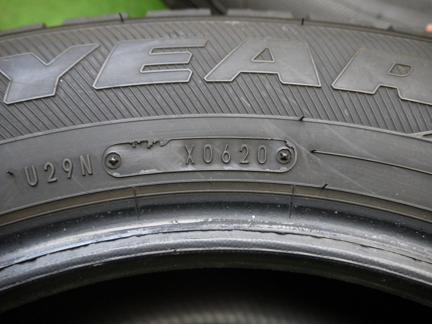 [送料無料]バリ溝！20年！ほぼ10分★スタッドレス 195/65R15 グッドイヤー アイスナビ6 15インチ タイヤ ノア ヴォクシー エスクァイア 等★2050613クスタ