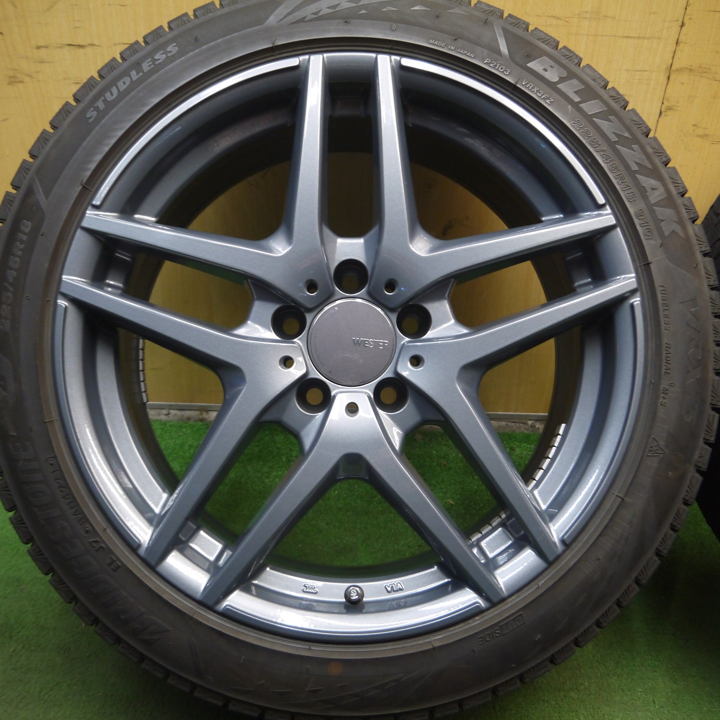 *送料無料*バリ溝！21年！キレイ！9.5分★ベンツ 等 WESTER 225/45R18 スタッドレス ブリヂストン ブリザック VRX3 18インチ PCD112/5H★4012203Hス