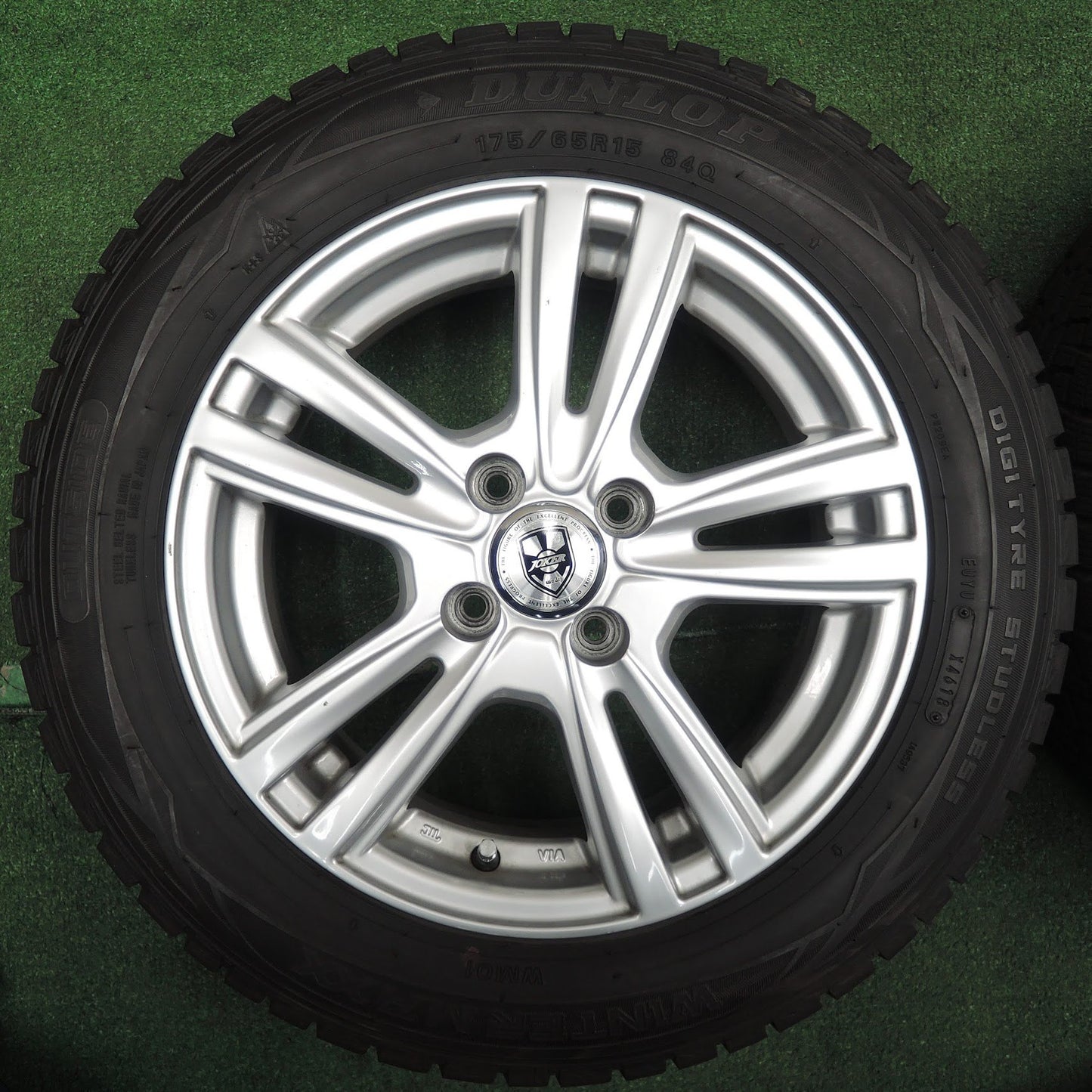 [送料無料] バリ溝！キレイ！9.5分★スタッドレス 175/65R15 ダンロップ ウインターマックス WM01 JOKER ジョーカー PCD100/4H★3112905NJス