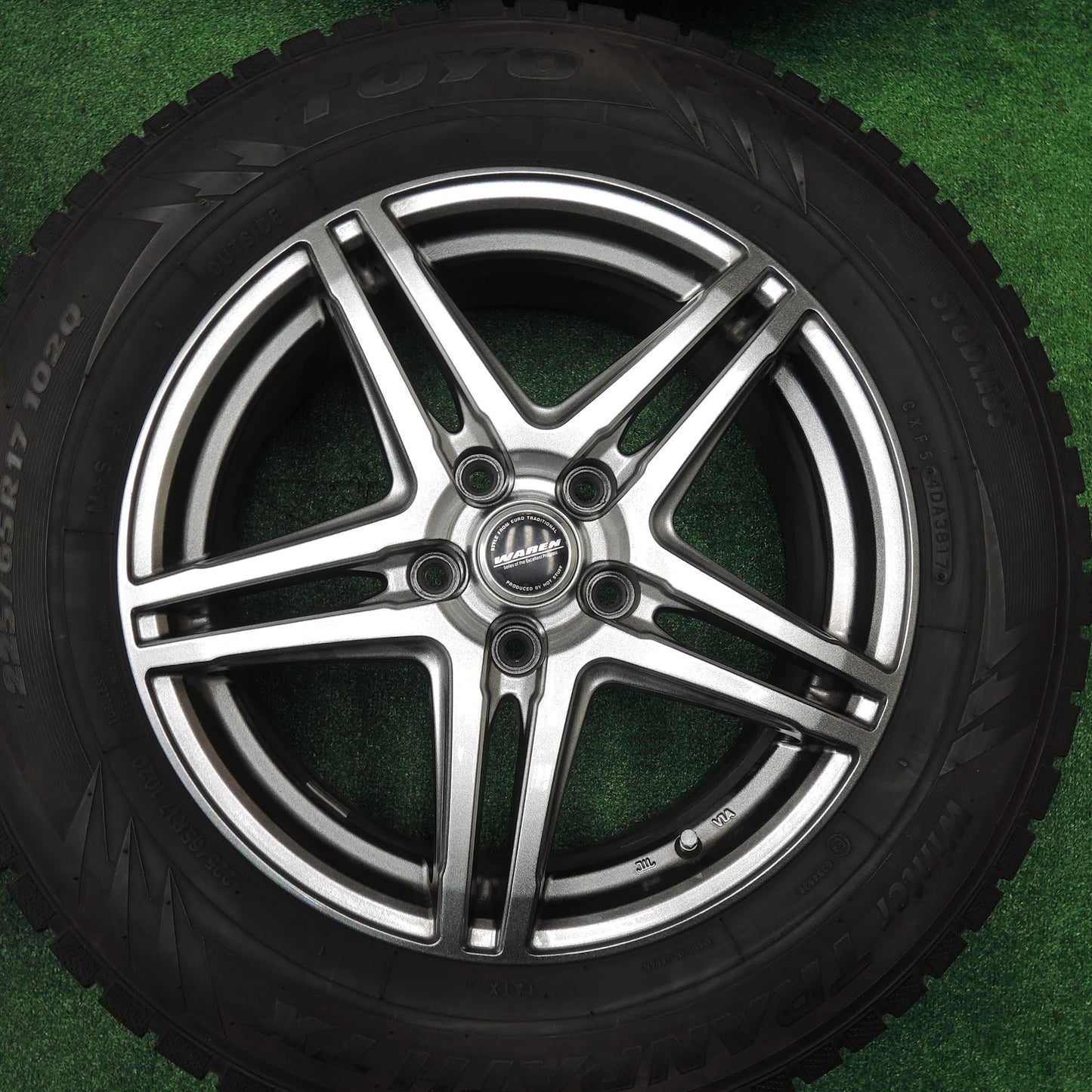 [送料無料]バリ溝！キレイ！9.5分★スタッドレス 225/65R17 トーヨー ウインター トランパス TX WAREN HOT STUFF ヴァーレン 17インチ PCD114.3/5H★3111706TNス