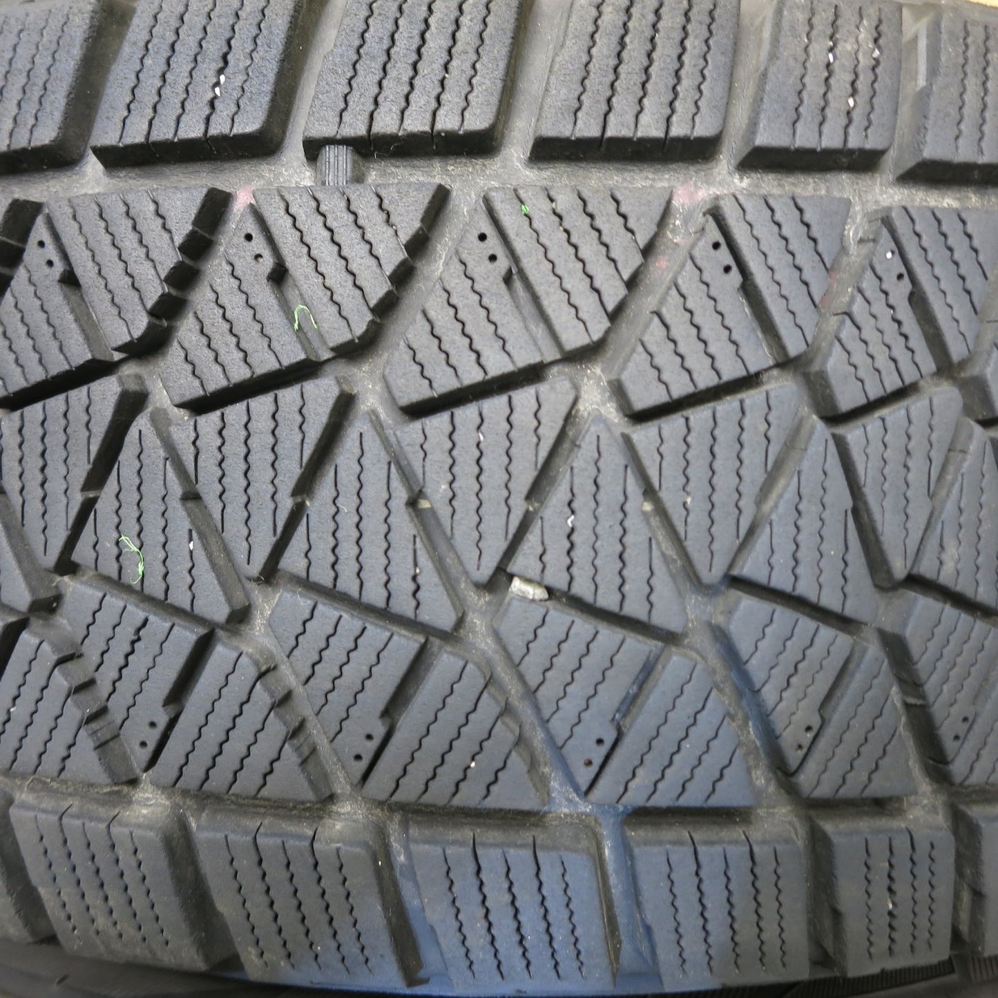 [送料無料]バリ溝！キレイ！8.5分★LEONIS VT weds スタッドレス 225/65R17 ブリヂストン ブリザック DM-V2 レオニス 17インチ PCD114.3/5H★3061213Hス