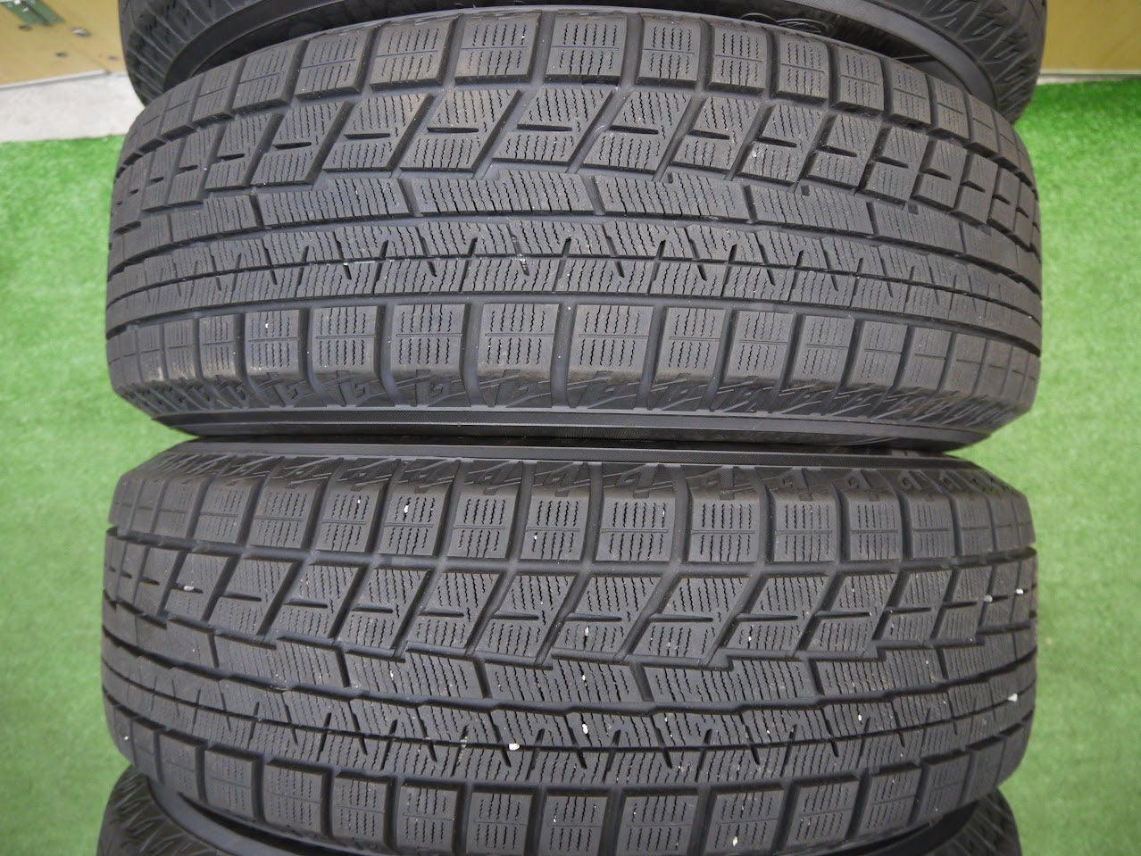 [送料無料]バリ溝！18年！キレイ！9.5分以上★スタッドレス 195/65R15 ヨコハマ アイスガード iG60 VELVA KEVIN ヴェルヴァ 15インチ PCD114.3/5H★