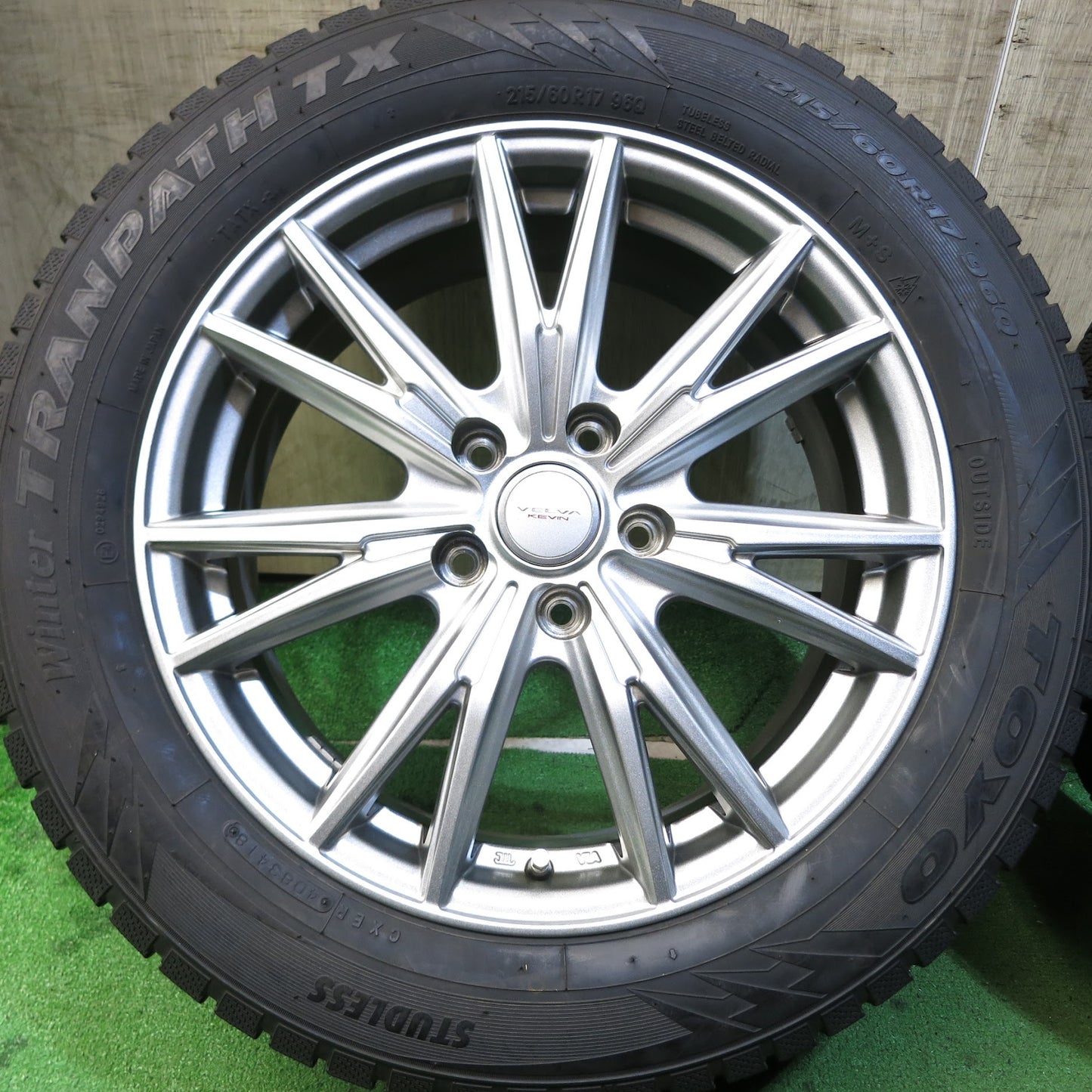 [送料無料]バリ溝！キレイ！9分★スタッドレス 215/60R17 トーヨー ウインター トランパス TX VELVA KEVIN weds ヴェルヴァ 17インチ PCD114.3/5H★3061207Hス