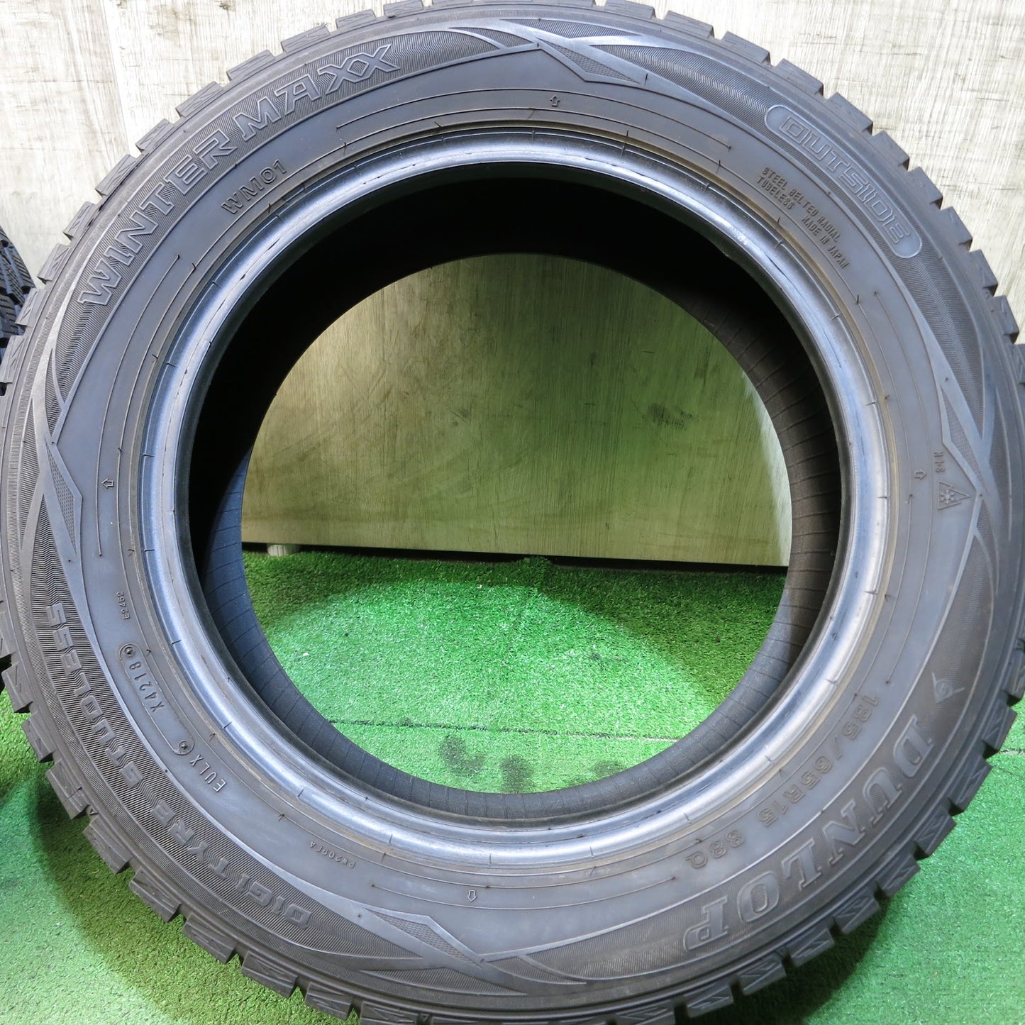 [送料無料]バリ溝！8.5分★スタッドレス 185/65R15 ダンロップ ウインターマックス WM01 タイヤ 15インチ フリード スパイク ノート デミオ 等★3062113Hスタ