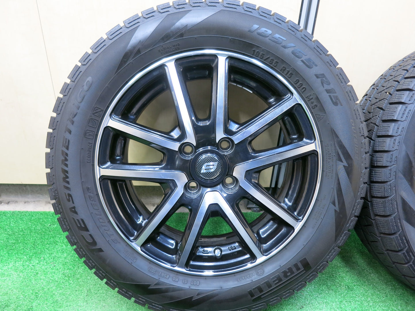 [送料無料]バリ溝！9.5分以上★スタッドレス 185/65R15 ピレリ アイスアシンメトリコ プラス STRANGER ストレンジャー 15インチ PCD100/4H★3030104ヒス