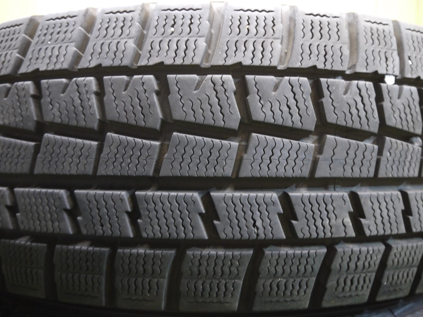 [送料無料]バリ溝！18年！9分★スタッドレス 185/60R15 ダンロップ ウインターマックス WM01 タイヤ 15インチ シエンタ アリオン プレミオ 等★2070213ヤスタ