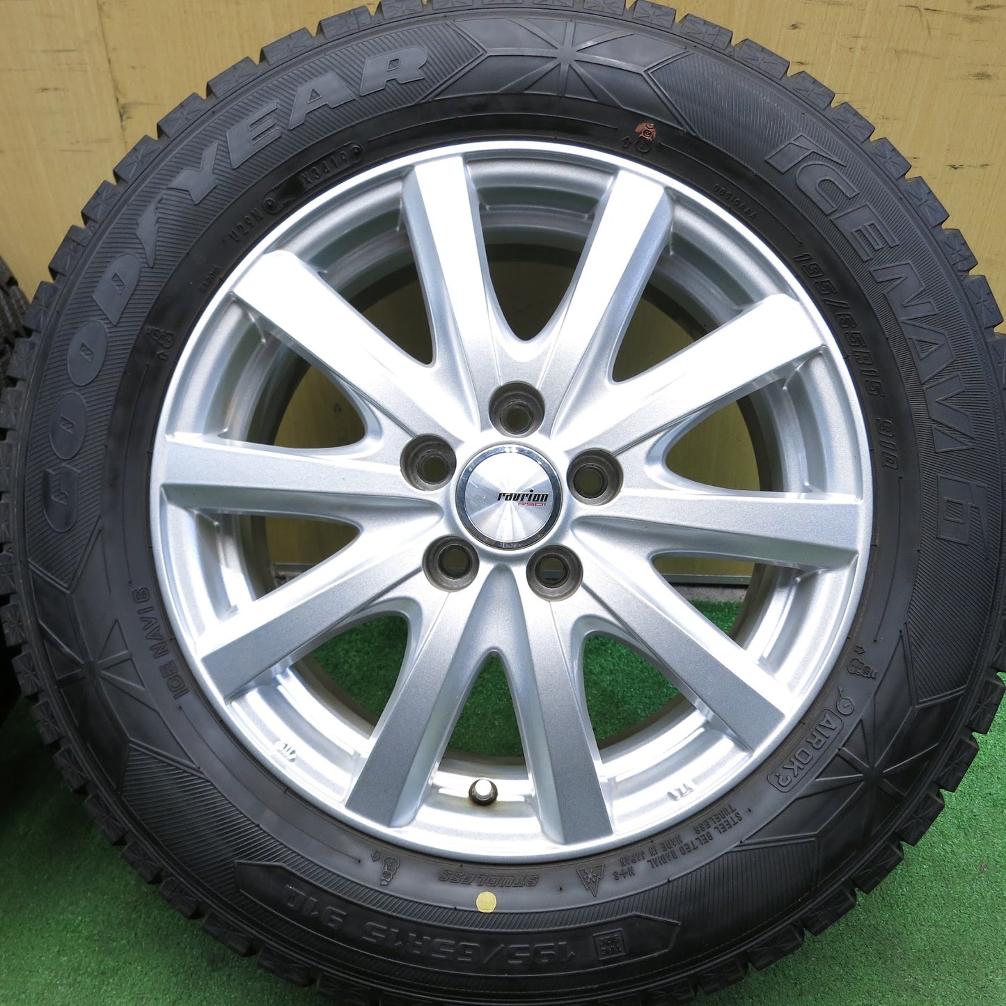 [送料無料]バリ溝！19年！キレイ！9.5分★プリウス 等 195/65R15 スタッドレス グッドイヤー アイスナビ6 ravrion RS01 ラブリオン PCD100/5H★3061912Hス