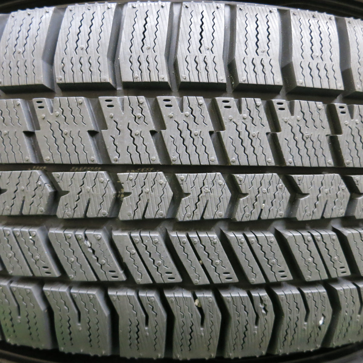 *送料無料*超バリ溝！22年！キレイ！ほぼ10分★スタッドレス 215/65R16 グッドイヤー アイスナビ8 VELVA SPORTZ ヴェルヴァ 16インチ PCD114.3/5H★4011710イス