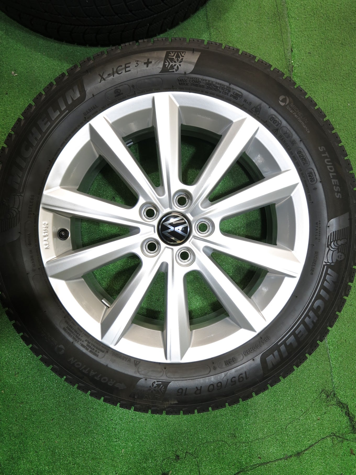 [送料無料]バリ溝！19年！綺麗！9.5分★ワーゲン T-Cross 純正 BORBET 195/60R16 スタッドレス ミシュランX-ICE3+ T-クロス ティークロス PCD100/5H★2101408Hス