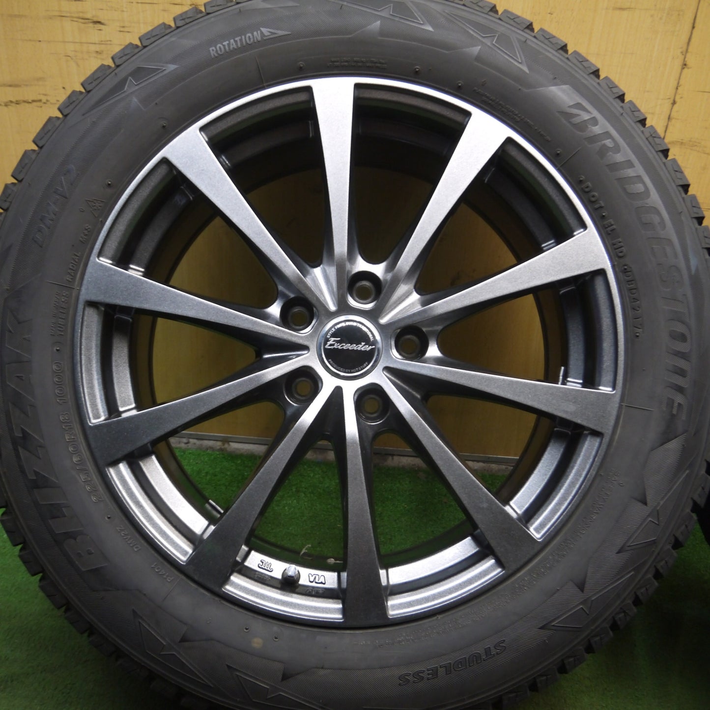 *送料無料* バリ溝！キレイ！9分★スタッドレス 225/60R18 ブリヂストン ブリザック DM-V2 Exceeder エクシーダー 18インチ PCD114.3/5H★4020203Hス