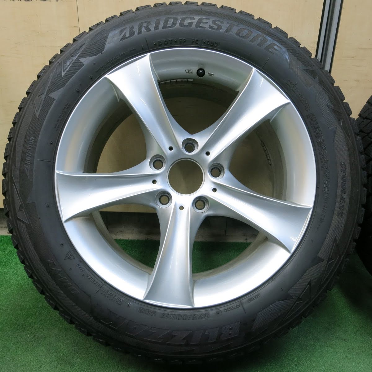 [送料無料]キレイ★BMW 等 AGA 225/60R17 スタッドレス TARGA ブリヂストン ブリザック DM-V2 17インチ PCD120/5H★3100204イス