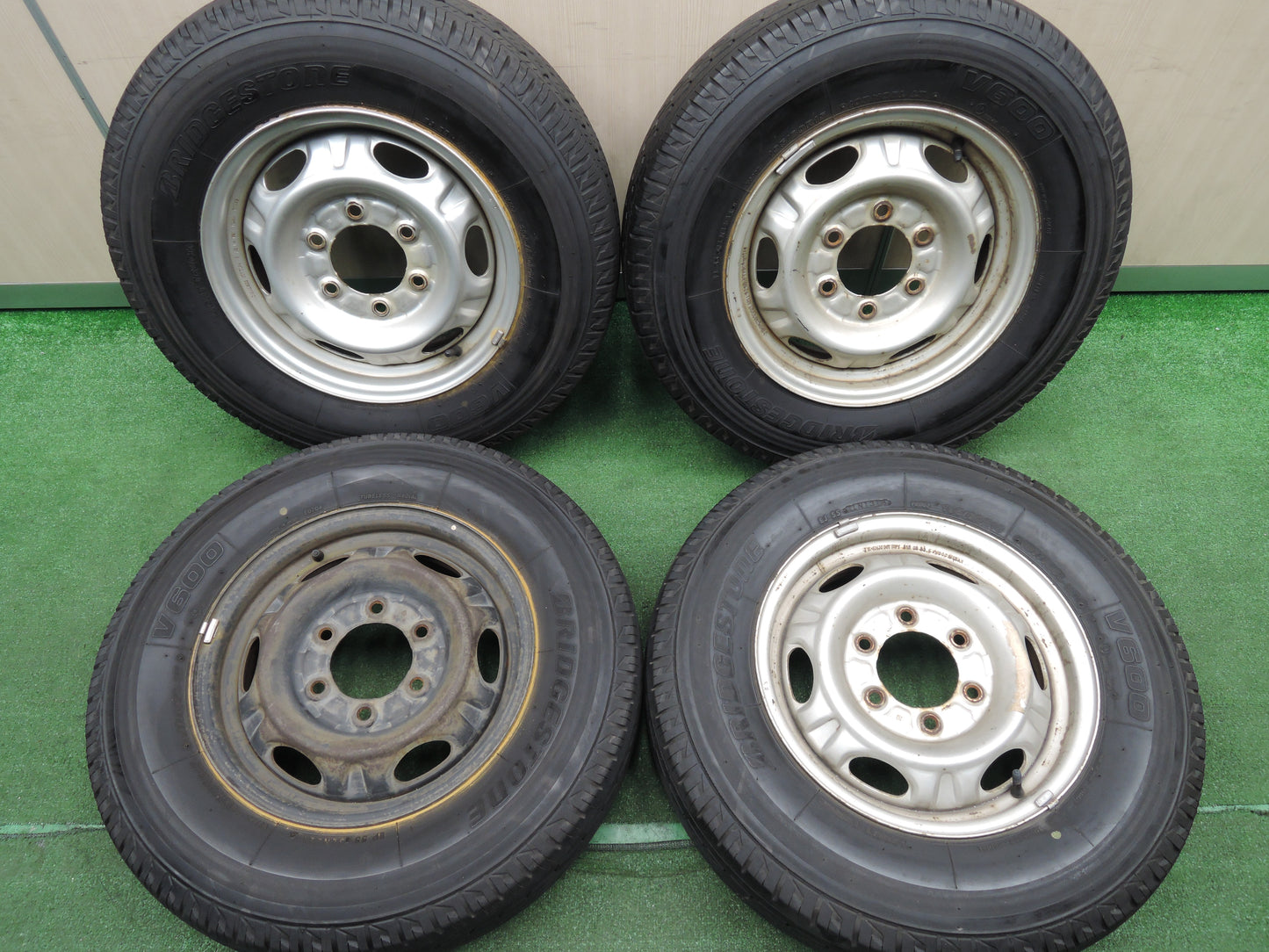 *送料無料*バリ溝！9分★日産 キャラバン 純正 スチール 195/80R15 107/105L ブリヂストン V600 15インチ PCD139.7/6H★3112515HAノ
