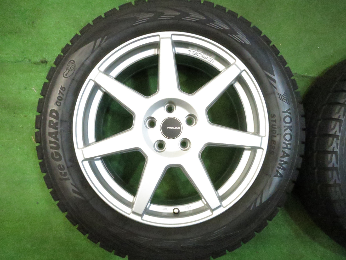 [送料無料]バリ溝！20年！キレイ！9.5分★ボルボ 等 TECMAG 235/55R18 スタッドレス ヨコハマ アイスガード G075 テクマグ 18インチ PCD108/5H★3011310Hス