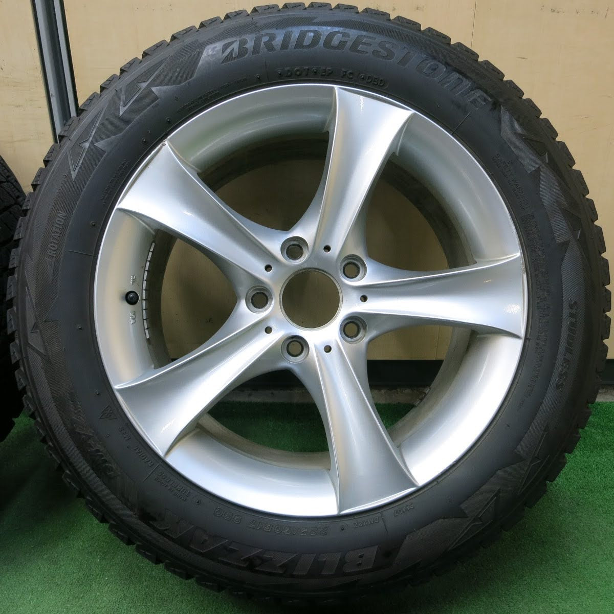 [送料無料]キレイ★BMW 等 AGA 225/60R17 スタッドレス TARGA ブリヂストン ブリザック DM-V2 17インチ PCD120/5H★3100204イス