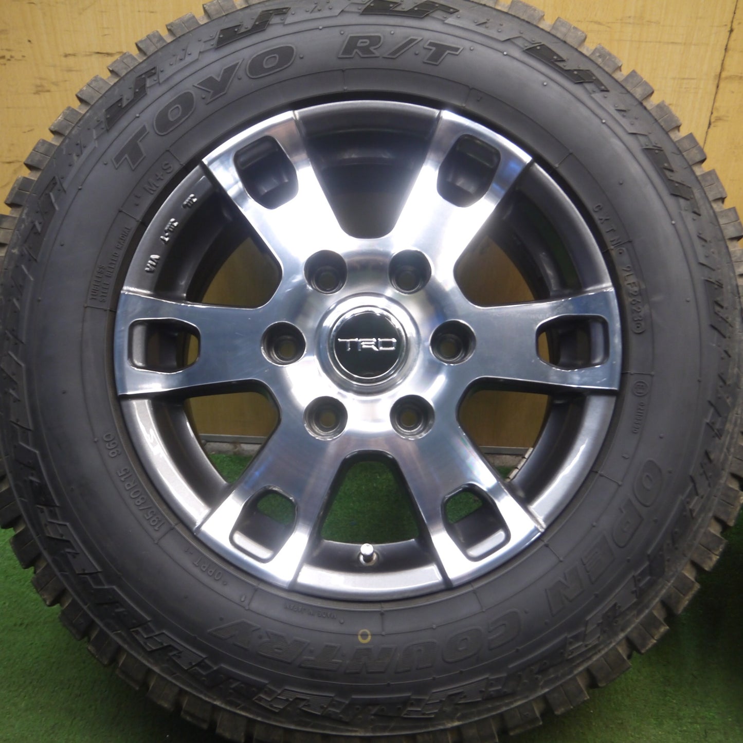 *送料無料* バリ溝！23年！キレイ！9.5分★ハイエース 等 TRD TF7A 195/80R15 トーヨー R/T オープンカントリー PCD139.7/6H★4022811Hノ