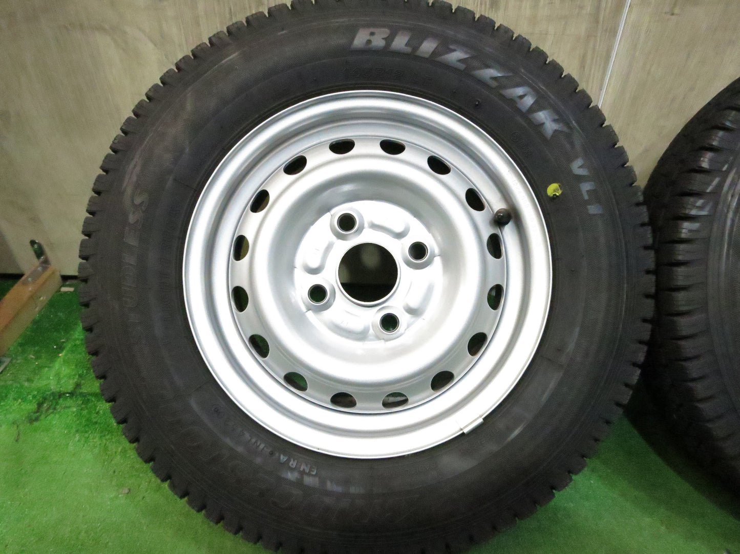 [送料無料]バリ溝！20年！キレイ！9.5分★スタッドレス 145R12 6PR ブリヂストン ブリザック VL1 スチール ホイール PCD100/4H★3022202Hス