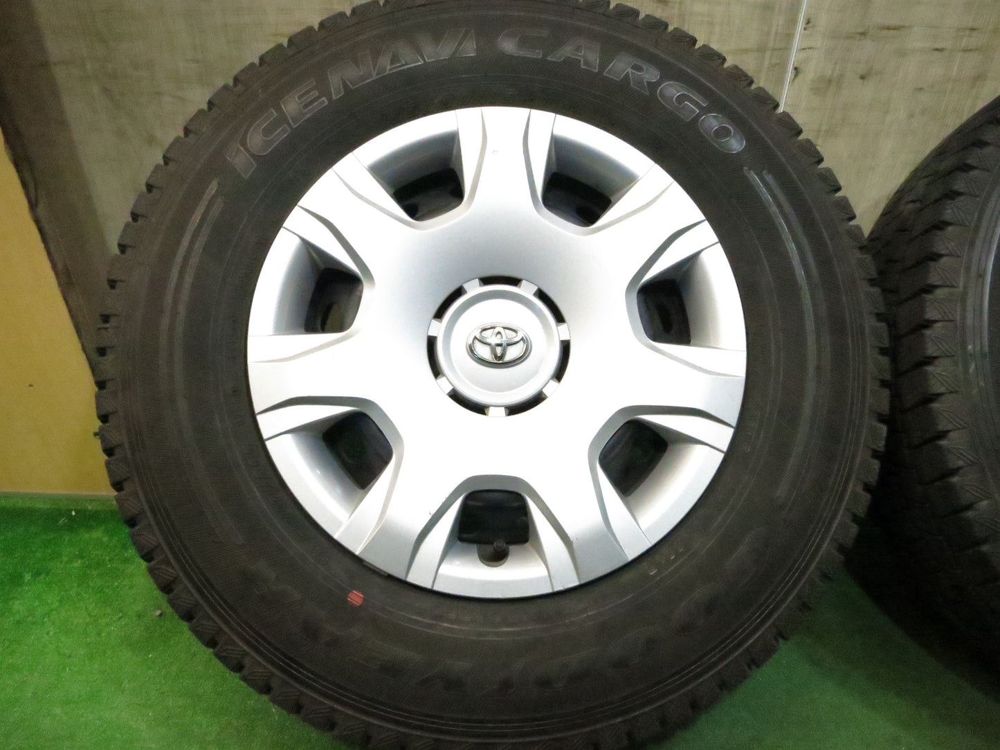 [送料無料]バリ溝！9.5分以上★トヨタ 200系 ハイエース 純正 スチール 195/80R15 スタッドレス グッドイヤー アイスナビ カーゴ PCD139.7/6H★3022208Hス