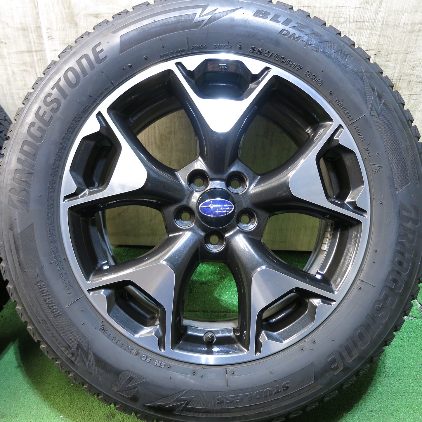 [送料無料]バリ溝！19年！キレイ！9.5分★スバル XV 純正 225/60R17 スタッドレス ブリヂストン ブリザック DM-V3 17インチ PCD100/5H★3051908Hス