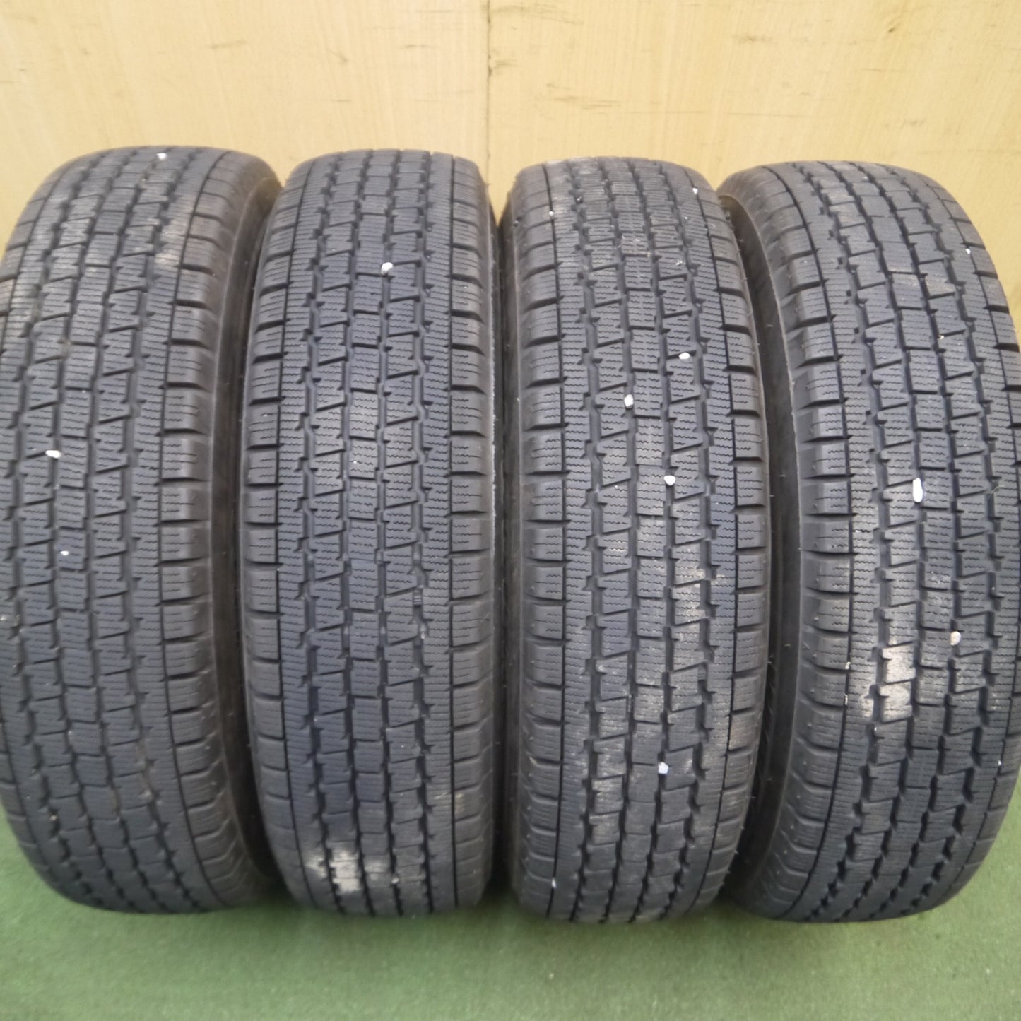 *送料無料* バリ溝！8.5分★スタッドレス 145R12 6PR ブリヂストン W300 TIRO 12インチ PCD100/4H★4021305Hス