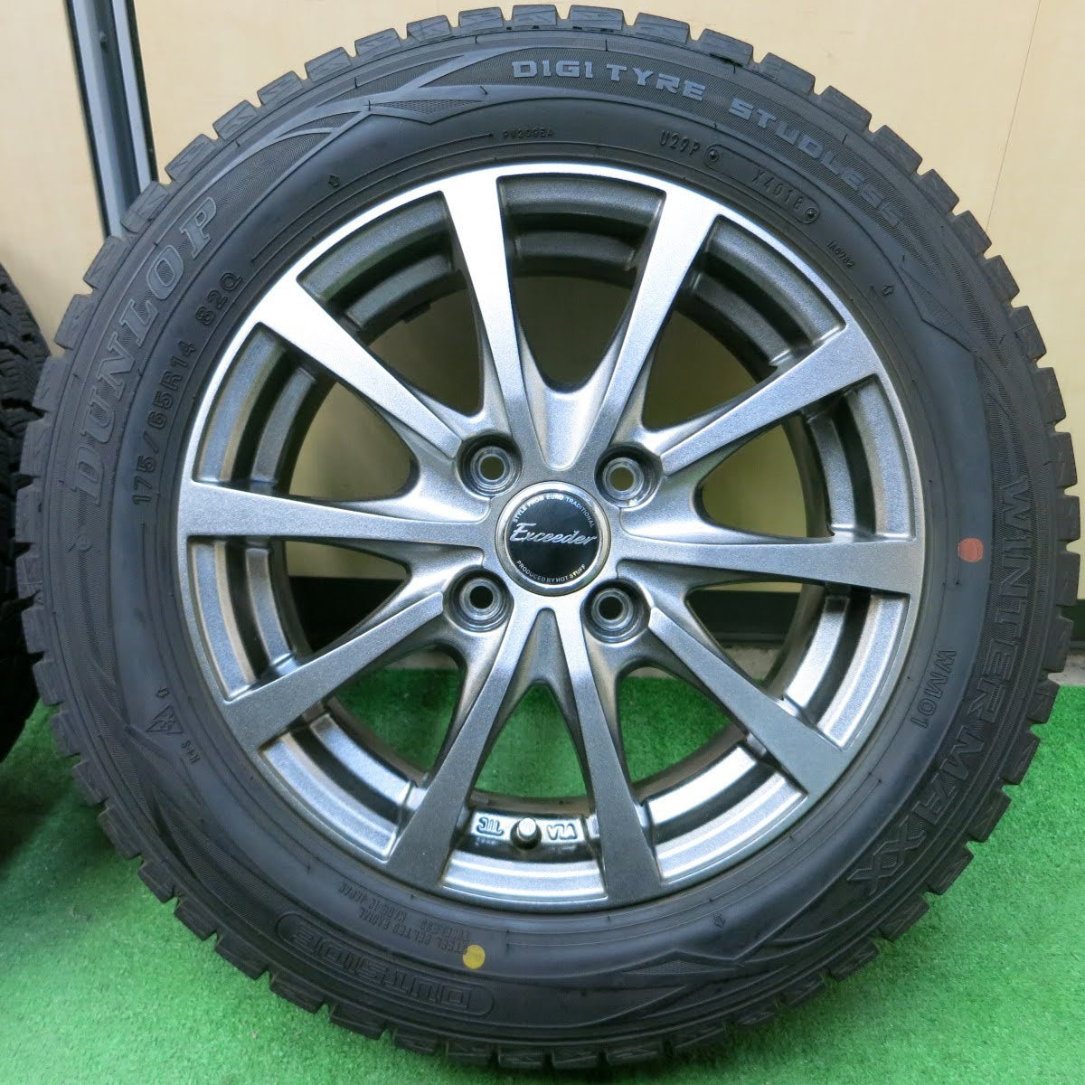 [送料無料]バリ溝！綺麗！9.5分★スタッドレス 175/65R14 ダンロップ ウインターマックス WM01 Exceeder HOTSTUFF エクシーダー 14インチ PCD100/4H★3070702イス