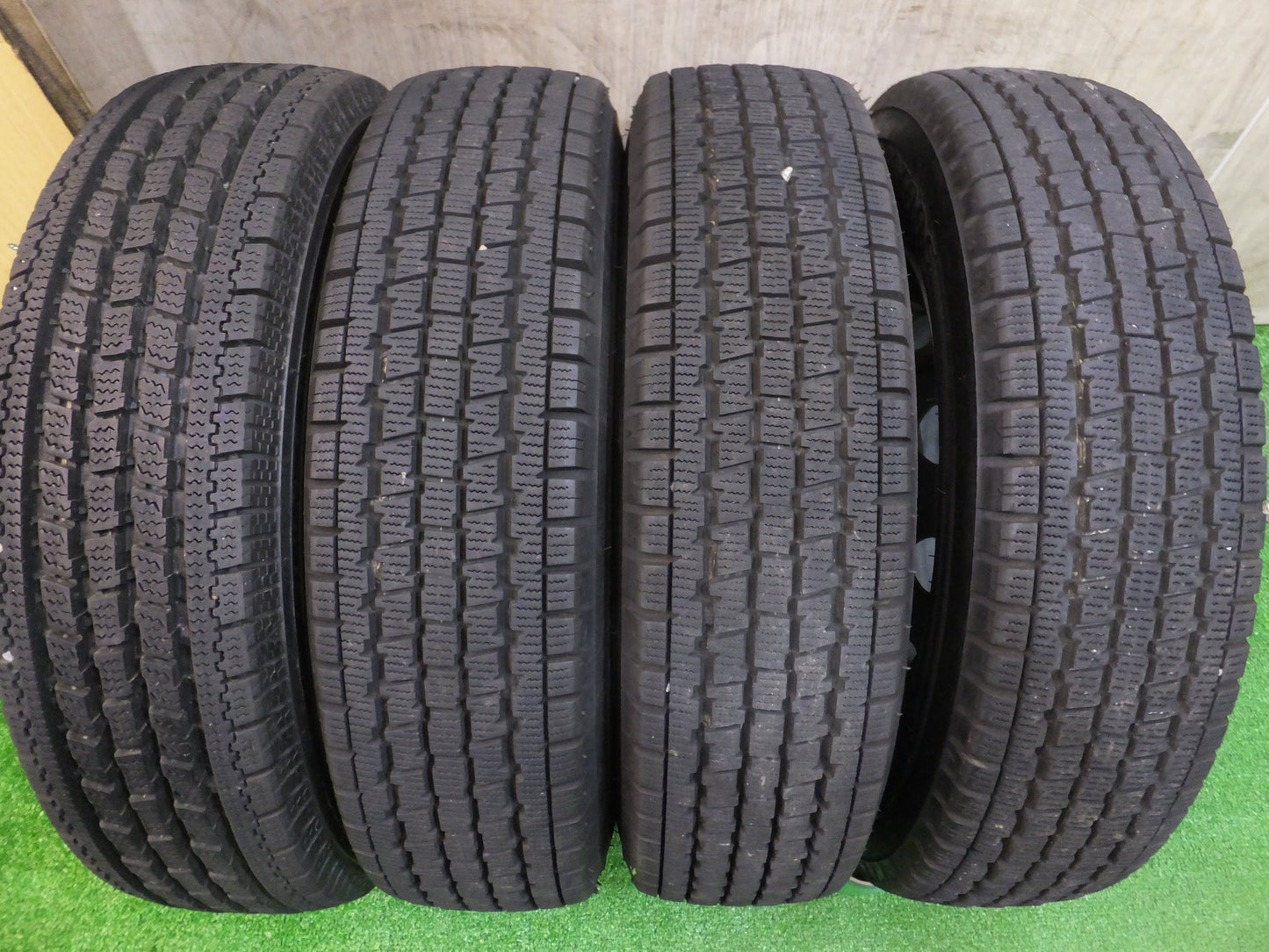 [送料無料]バリ溝！19年！9.5分以上★スタッドレス 145R12 80/78N ブリヂストン W300 トーヨー デルベックス 934 鉄 ホイール PCD100H★2080314Hス
