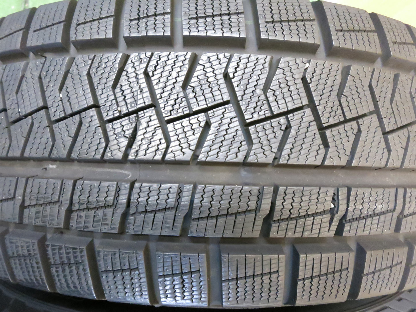[送料無料]バリ溝！21年！ほぼ10分★ワーゲン 等 AGA 195/65R15 スタッドレス ピレリ アイスアシンメトリコ プラス 15インチ PCD112/5H★2121602Hス