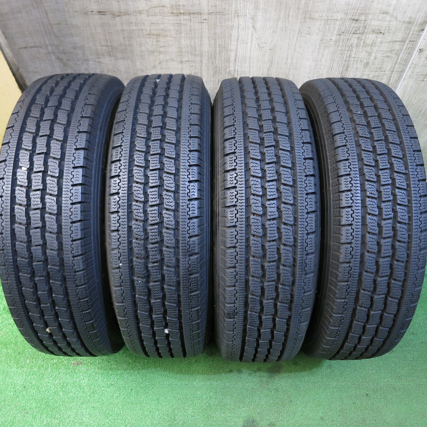 [送料無料]バリ溝！キレイ！9.5分以上★スタッドレス 165/80R13 94/93N トーヨー デルベックス 934 NEXTA ネクスタ 13インチ PCD100/4H★3061402Hス