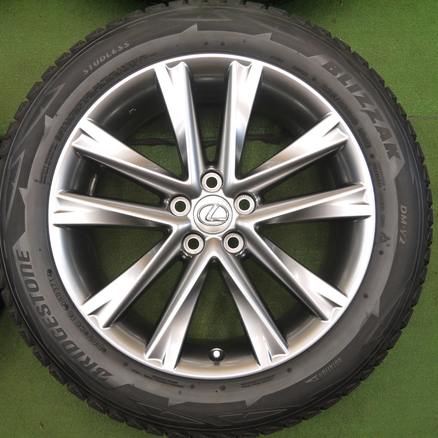 [送料無料]バリ溝！キレイ！8.5分★レクサス 10系 RX Fスポーツ 純正 235/55R19 スタッドレス ブリヂストン ブリザック DM-V2 19インチ PCD114.3/5H★3070704クス