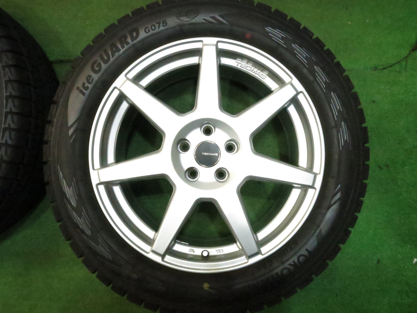 [送料無料]バリ溝！20年！キレイ！9.5分★ボルボ 等 TECMAG 235/55R18 スタッドレス ヨコハマ アイスガード G075 テクマグ 18インチ PCD108/5H★3011310Hス