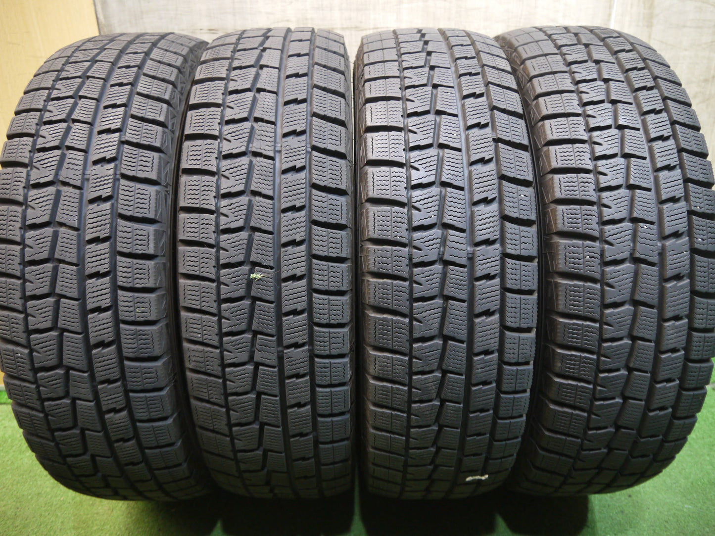 [送料無料]バリ溝！18年！9.5分★スタッドレス 185/70R14 ダンロップ ウインターマックス WM01 タイヤ 14インチ ノート ティーダ フリード 等★2070210ヤスタ